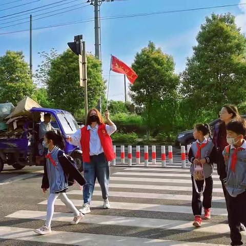 你是人间的四月天                              ——1813班最美“红马甲”