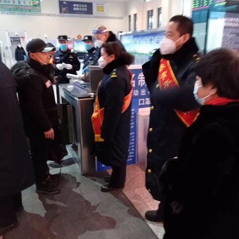 ‘’五老‘’青工联手志愿.维护平安有序温馨春运