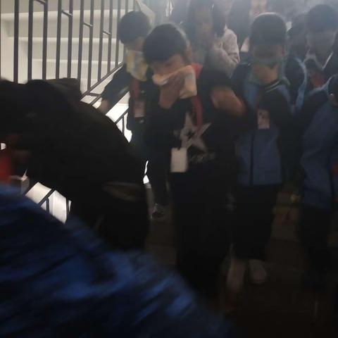 开展消防演练，筑牢安全防线——大围山镇东门完小举行消防安全疏散演练活动