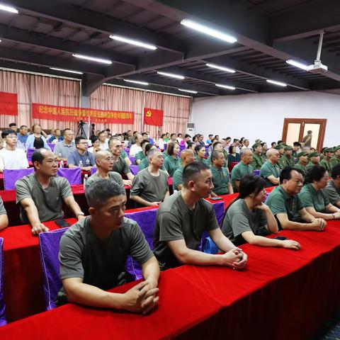 北海市退役老兵三代集中观看纪念抗战胜利80周年阅兵式