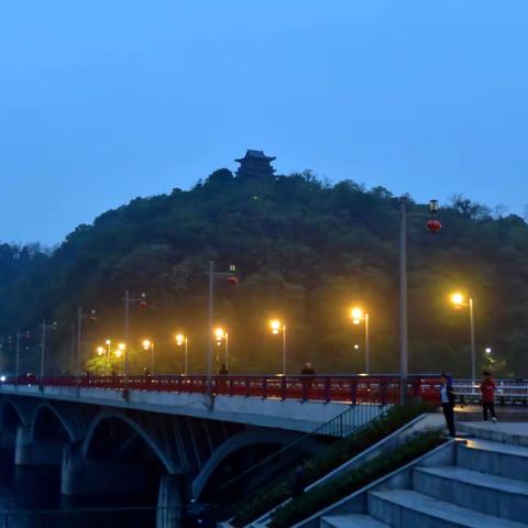 秋风秋雨秋意凉，不及长跑热情长