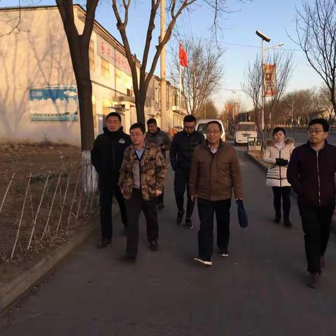 【区纪委监委】帮扶工作队与镇村工作人员验收户容户貌