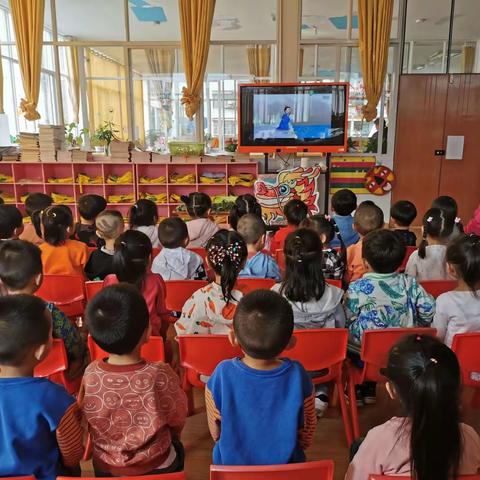 又到艾叶飘香时——光丽英博幼儿园小一班端午节主题教育活动