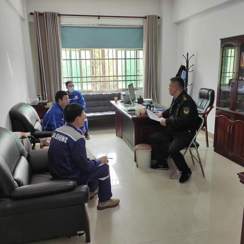 东方市综合行政执法局对近期安全生产管理不力的2家危险化学品重点企业开展集中约谈工作