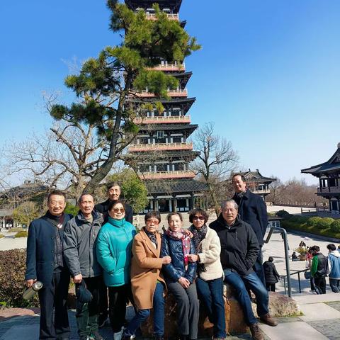 烟花三月下扬州，踏青赏梅再聚首。