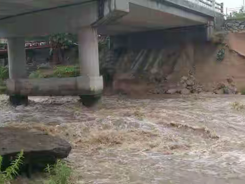 勇当抢险排头兵——英山公路局积极抢险小白线黄栗树桥水毁情况纪实