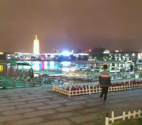 雨夜游南山湖