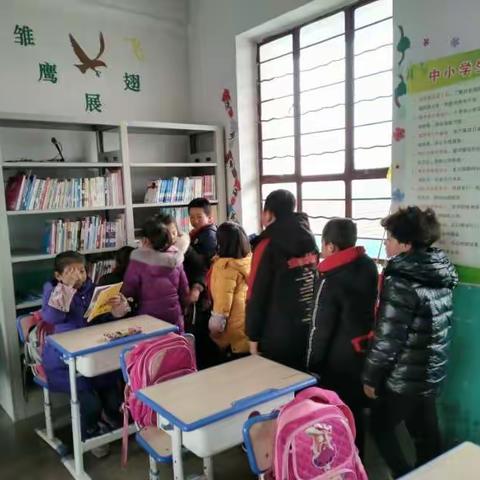 马峡镇赵庄小学四年级快乐阅读！