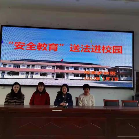 湾里乡妇联开展“安全教育”送法进校园活动！
