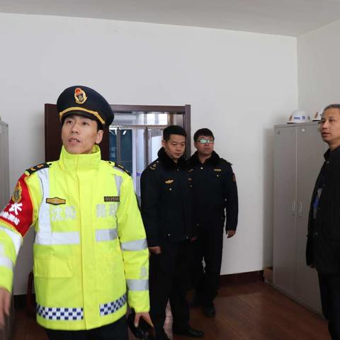 辽宁省沈阳路政执法队新民大队，组织开展加强岁末年初安全生产工作大排查。