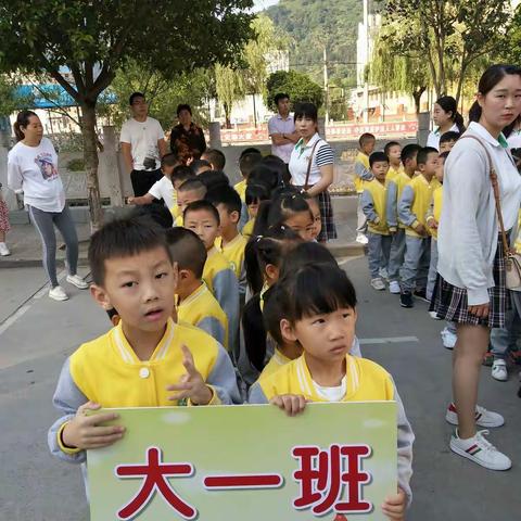 大一班走进小学，体验小学生活