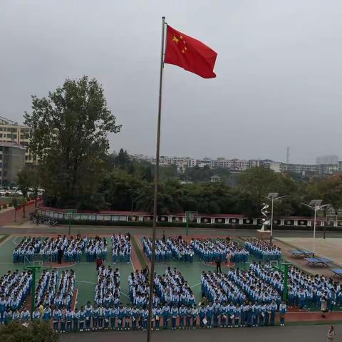 以梦为马争朝夕，策马扬鞭踏新程——吉水三中七年级举行首次升旗仪式暨优秀学生表彰大会