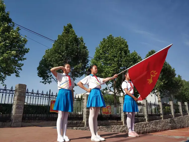 达活泉小学举行"扣好人生中第一粒扣子,做新时代的好少年"少先队入队