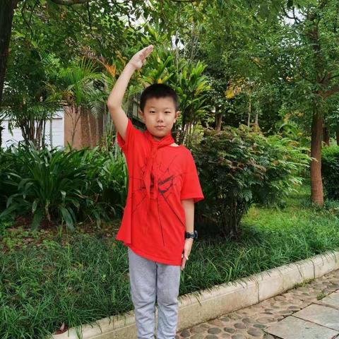 戴着红领巾看家乡