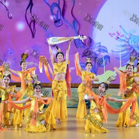 敦煌舞蹈《嫦娥揽月》