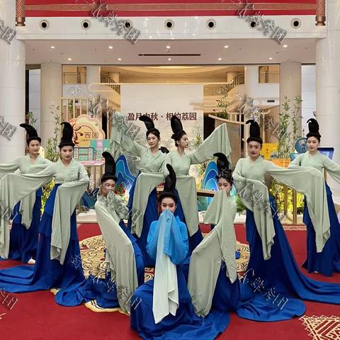 舞蹈诗剧 《千里江山图 》，后人也叫《只此青绿 》​