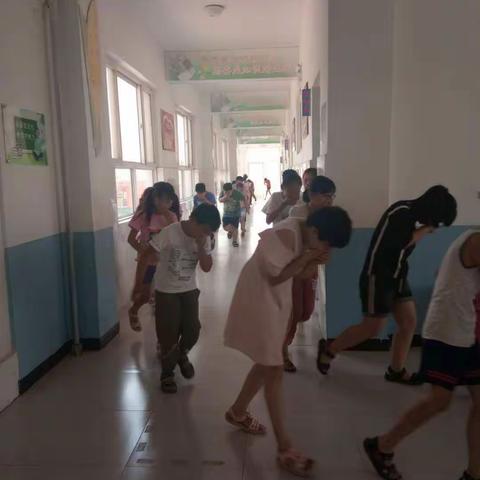 南霞口镇张申小学举行消防应急疏散演练