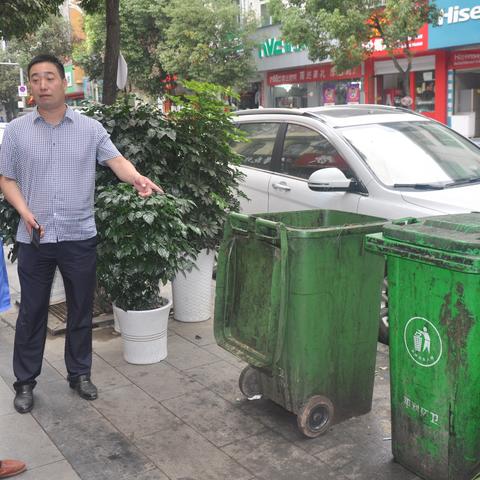 县住建局副局长陈林值日巡查整治新正街市容环境