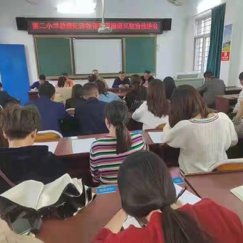 2021年11月10日下午三点左右在公平镇第二小学操场上举行消防演练。