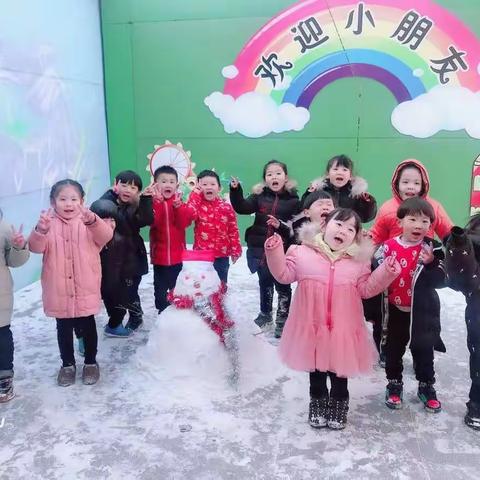 启稚幼儿园小朋友们感受雪带来的快乐