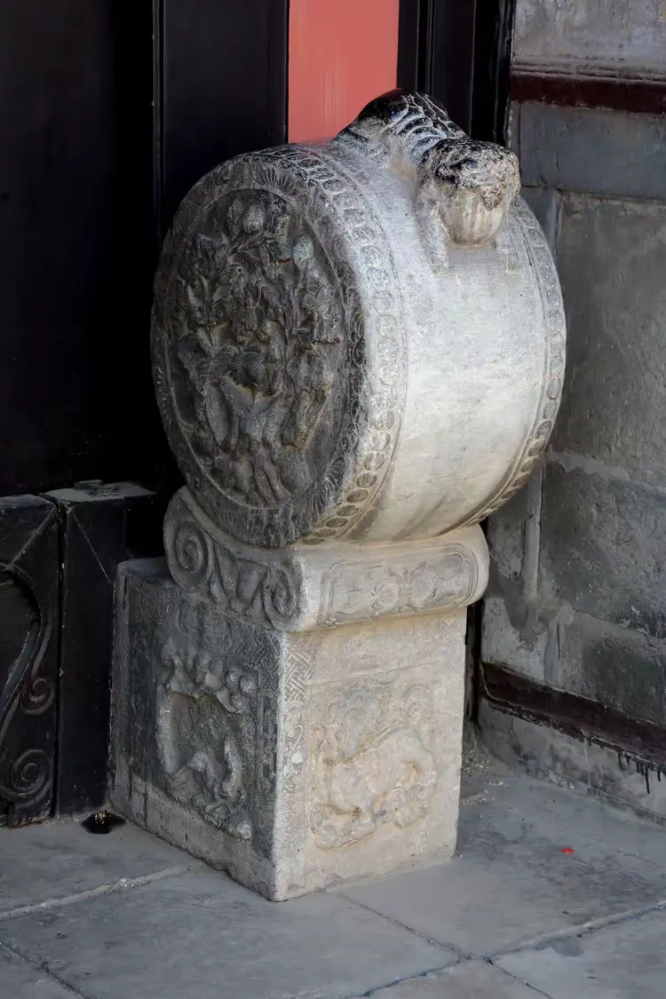 古代打仗都会用战鼓,所以武官家门口的门墩都是鼓形状的