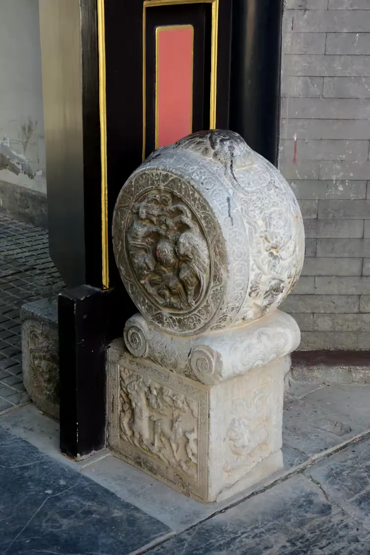 古代打仗都会用战鼓,所以武官家门口的门墩都是鼓形状的