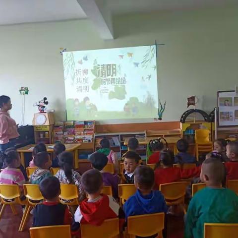 “走进清明.感受传统”新湖总场幼儿园小一班开展了“感受清明运动斗鸡，学习制做彩蛋”主题活动。