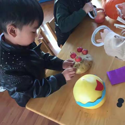 孩子们纯手工，纯想象，纯创意的果蔬装饰！瞧！它们在孩子们的手中大变身啦！👏👏👏