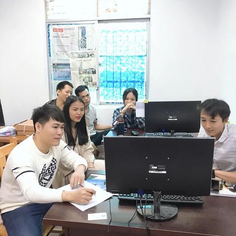 新盈镇团委组织镇干部团员及新盈中学学生团员观看获奖作品视频