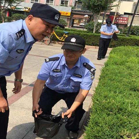 巡警一中队积极组织开展“我们的节日•端午”主题之净化美化环境，过绿色端午活动