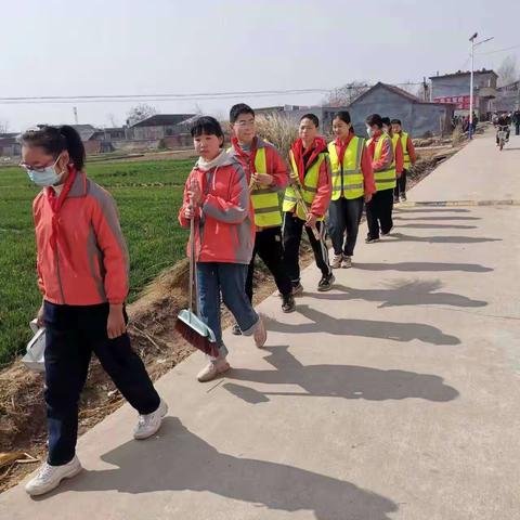 让行动与雷锋精神同在——记宋庄小学少先队员“学雷锋，进村居”志愿者活动