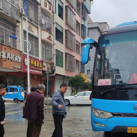 秋雨潇潇洒热土，深深缅怀昆仑魂