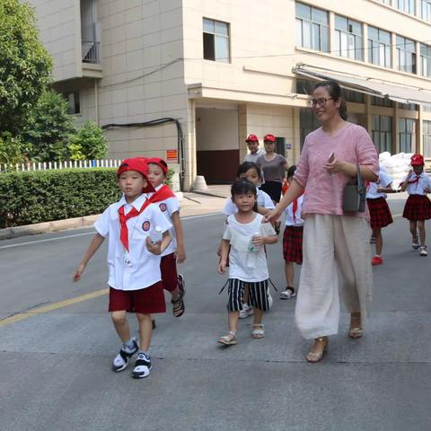 义亭小学208班阳光中队社会实践活动——参观月饼厂