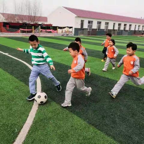 珠日河中心幼儿园中二班《阳光足球，伴我同行》2021.4.12