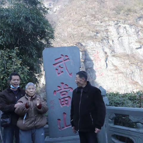 人生一面是微笑，一面是泪水，不尽人意，但终须直面！