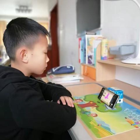 停教不停学，宅家更精彩——记郴州市第二十二完全小学五年级数学组李利芳老师相约直播课