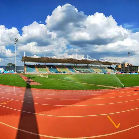 苍茫见流云，放眼得大观。