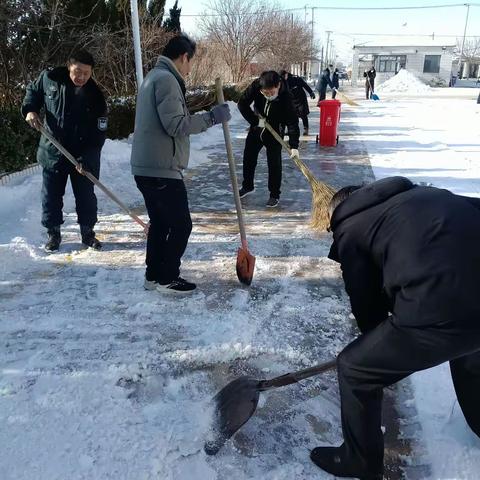 除冰扫雪 ，情暖寒冬——窦庄子中学