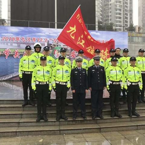 12月2日是“全国交通安全日”咱们双峰小学二(3)的孩子在这里学习！