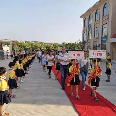 家校携手，筑梦扬帆----梧州市龙圩第一实验小学再生园校区举行一年级家长开放日活动