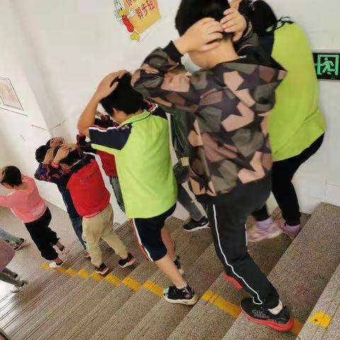 安庄镇中心小学地震应急逃生演练