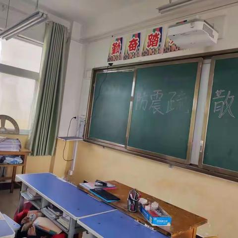 防震演练，常备无患——东风镇中心小学防震逃生演练活动