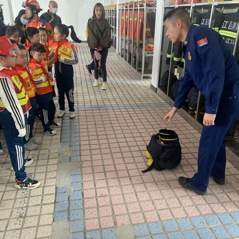 红领巾致敬“火焰蓝”  学先锋争做好队员——九江市双峰小学庾亮校区二（7）中队实践活动