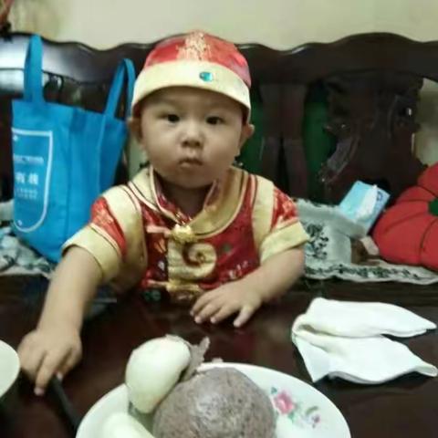 小孙子董济豪在成长中。