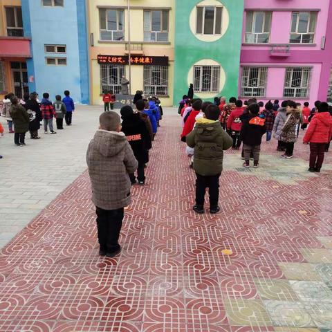 我们的一天（12月17日哈密市第八幼儿园中三班一日活动记录）