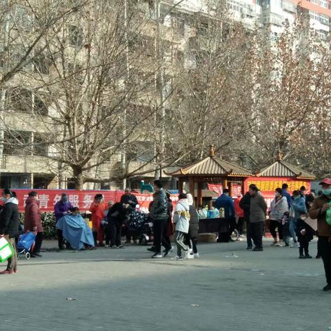 农林路街道百乐苑社区便民大市场，年货送到家门口，年味沁香满小区。