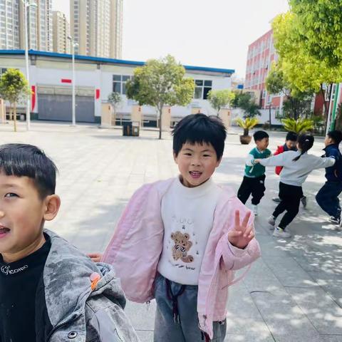 🌈忙碌而充实的一周结束了，👦🏻👧🏻宝贝们，在幼儿园又度过了开心，而快乐的一周🌸🌸