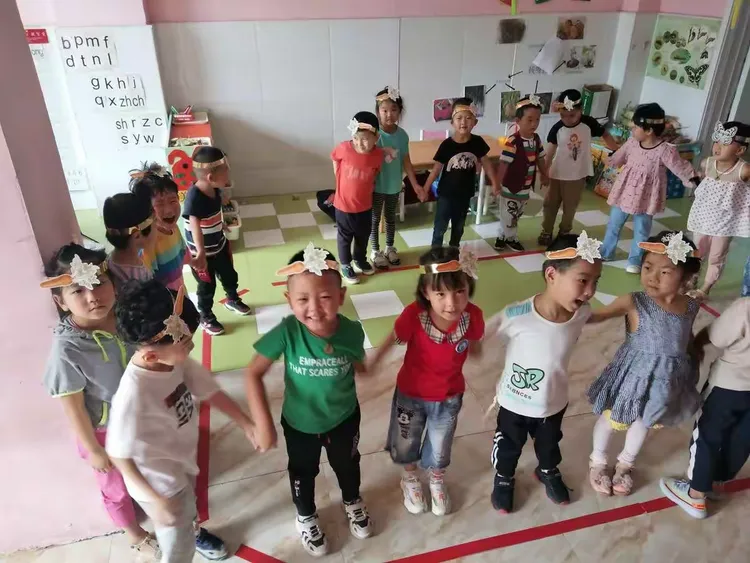 我们在玩 萝卜蹲 游戏呢