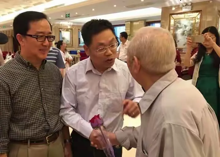 ^0^ 复分硕果仅存的创始人，95岁高龄的李庆云老书记满面红光，健步入场。掌声、鲜花、热泪、感恩……