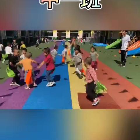 足球初体验——小博士幼儿园特色足球课